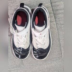 Kids Jordan Max Aura 2 trainers in a white, black, and red